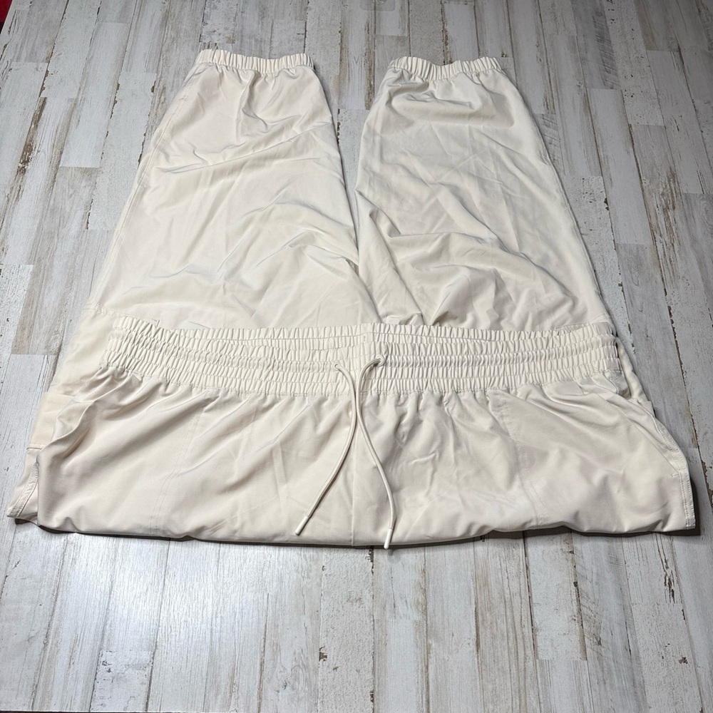Old Navy Strechtech Lightweight Jogger Womens Cream Cargo Pants 3X & 4X - Picture 4 of 16